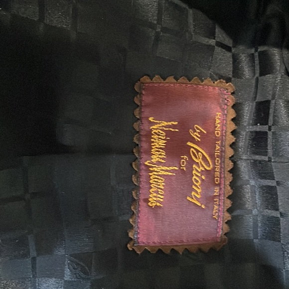 This is a dark brown leather jacket. Armpit...22
Shoulder...20
Length...41 - Picture 3 of 9